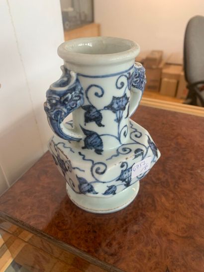 CHINE

Petit vase en porcelaine bleu et blanc...