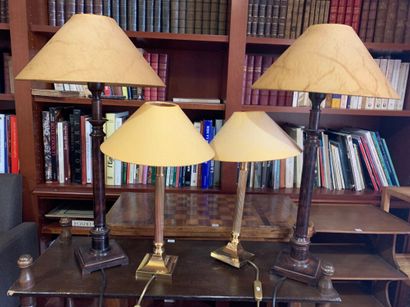 Deux paires de lampes dont laiton doré et...
