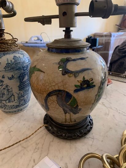 Lot de deux vases montés en lampes, l'un...