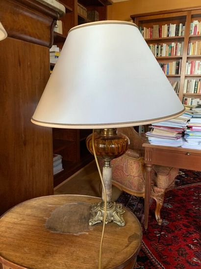 Lot: oil lamp, gilded brass lamp and glass...