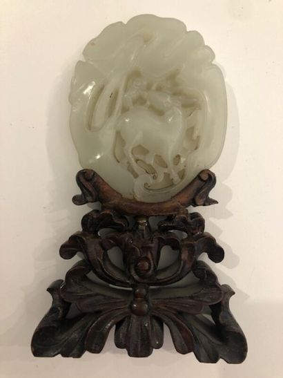 Plaque en jade ou jadéite à décor de cervidé...