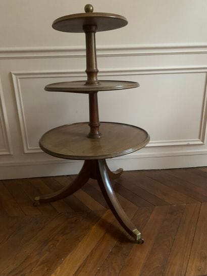 Meuble-présentoir à trois plateaux; il repose...