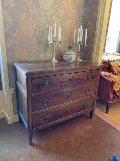 Commode en bois teinté ouvrant par 3 tiroirs....