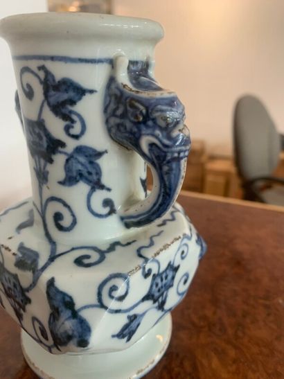 CHINE

Petit vase en porcelaine bleu et blanc...