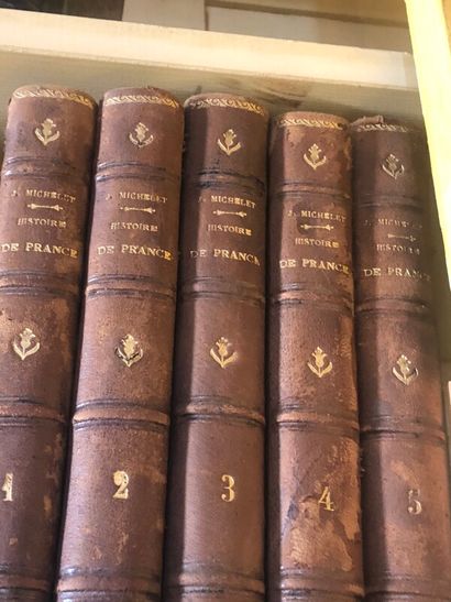 Ensemble de livres reliés