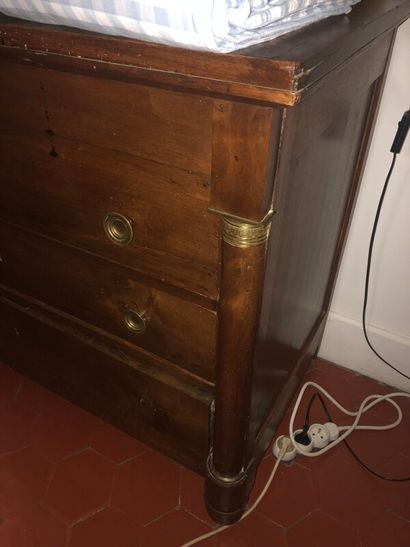 Commode en bois de placage.

Elle ouvre à...