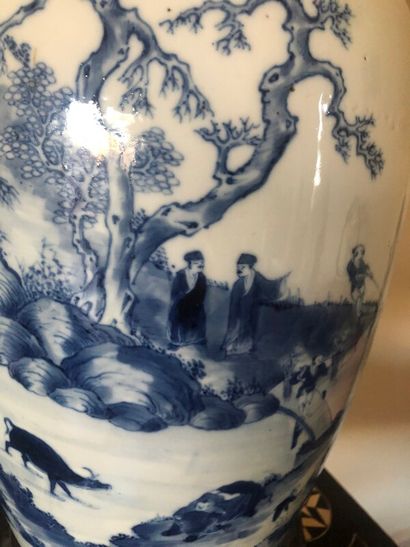Large blue and white porcelain vase.

Asia

Mounted...
