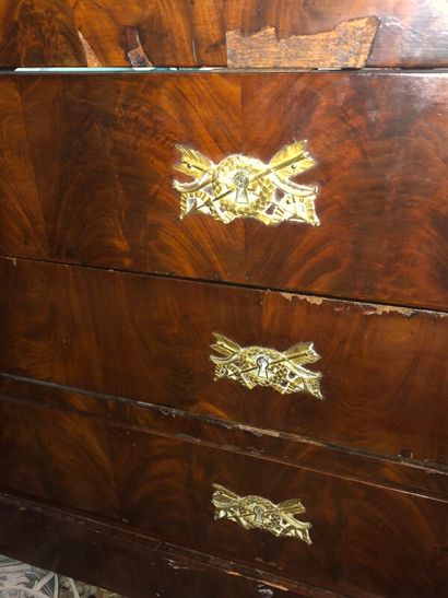 Commode à colonnes détachées.

Elle ouvre...