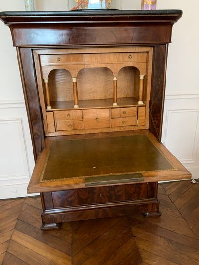 Secrètaire en placage d'acajou, intérieur...