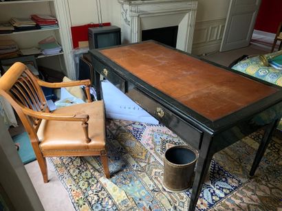 Un bureau plat en bois peint noir et un fauteuil...