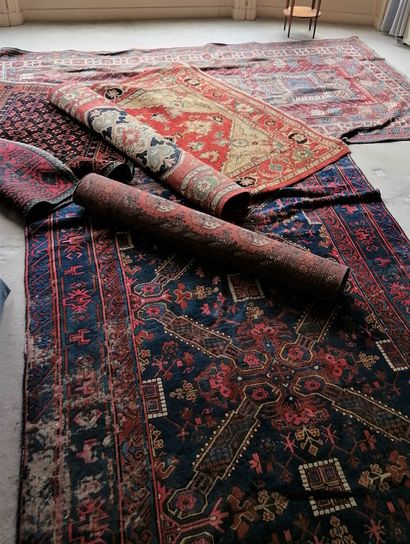 
Lot de cinq tapis d'Orient en état d'us...