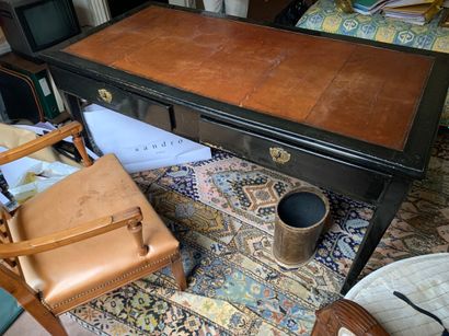 Un bureau plat en bois peint noir et un fauteuil...