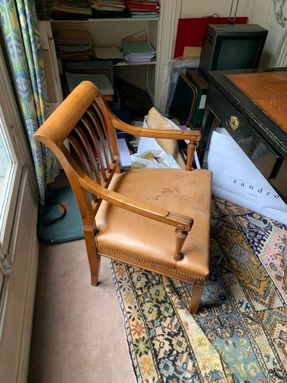 Un bureau plat en bois peint noir et un fauteuil...