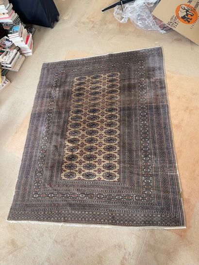 Tapis d'orient à fond crème

202 x 160 c...