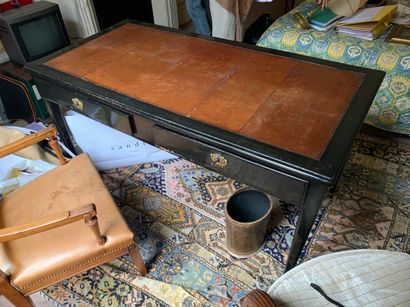 Un bureau plat en bois peint noir et un fauteuil...