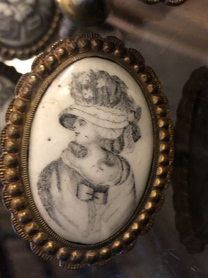 Cinq poignées de laiton surmontées de porcelaine...