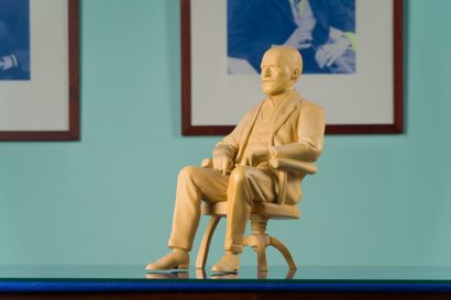 *Sculpture en résine représentant Freud.
Cachet...