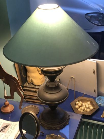 Lampe en tôle patinée brune. 
Hauteur : 37...