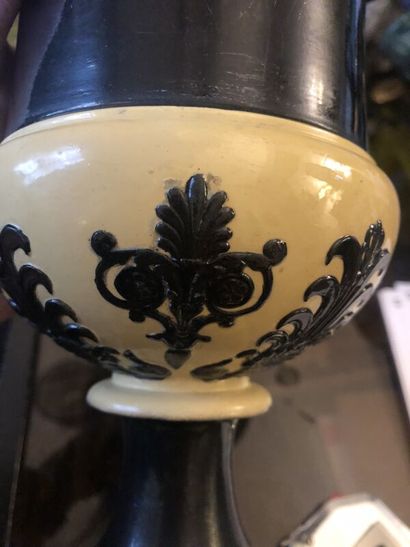 Vase médicis en céramique peinte jaune et...