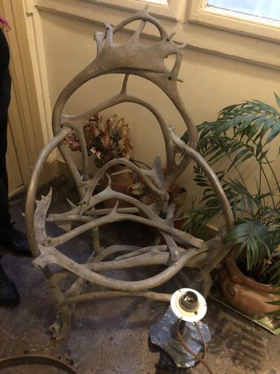 Fauteuil en bois de cerfs.
Hauteur : 106...