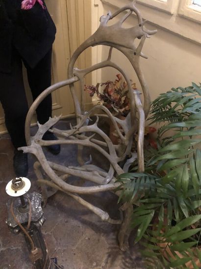 Fauteuil en bois de cerfs.
Hauteur : 106...