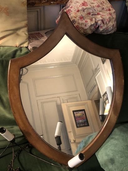 Miroir de forme écusson en bois naturel....