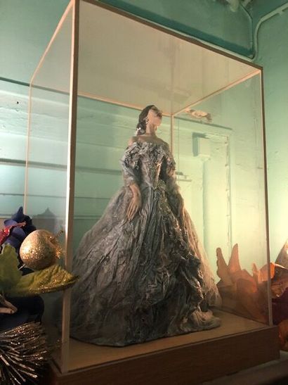 *Statuette en papier maché représentant Maria...