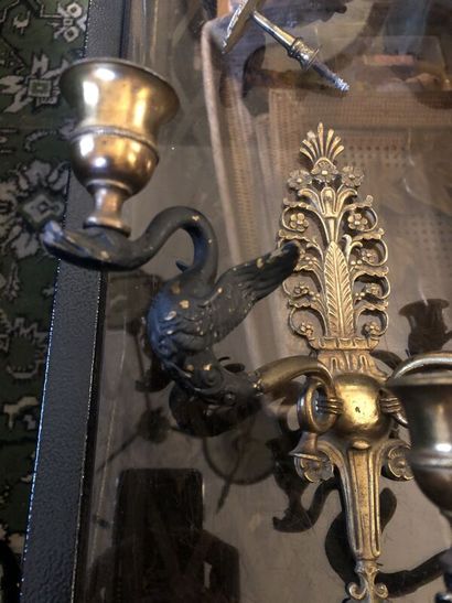 Paire d'appliques aux cygnes en bronze doré...