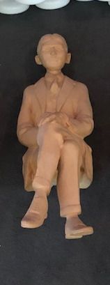*Sculpture en résine représentant Kafka à...