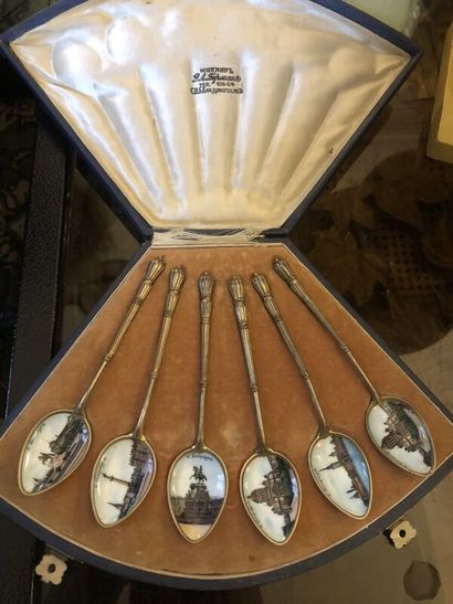 Dans un coffret : 6 petites cuillères à café...