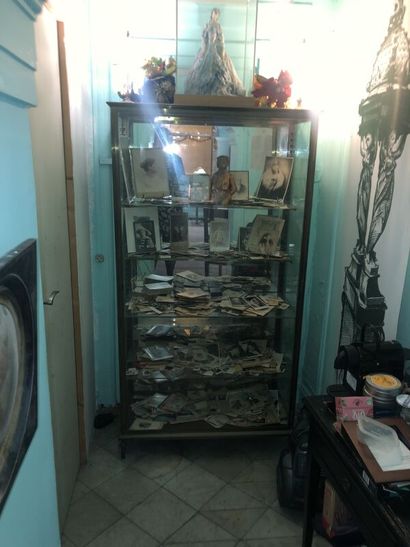 Meuble-vitrine en laiton doré ouvrant à une...