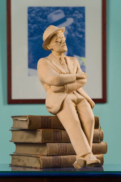 *Sculpture en résine représentant Joyce à...
