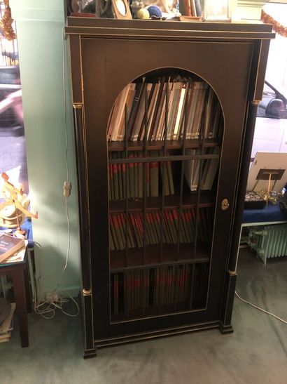 Paire de meubles-bibliothèques en bois noirci...