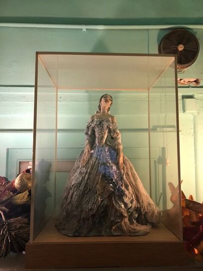 *Statuette en papier maché représentant Maria...
