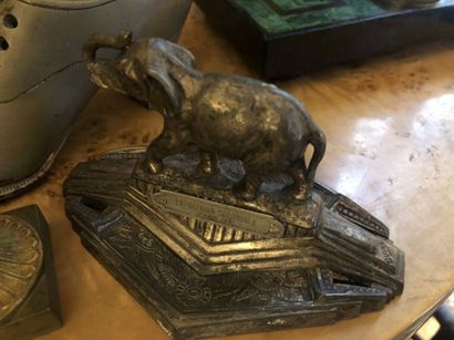 Lot :
- Un petit éléphant en régule 
