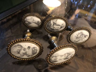 Cinq poignées de laiton surmontées de porcelaine...