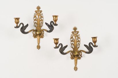 Paire d'appliques aux cygnes en bronze doré...