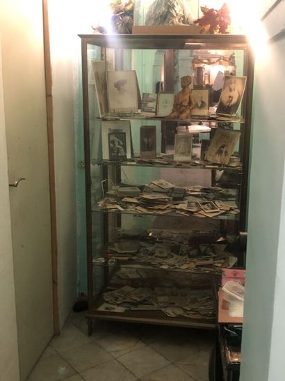 Meuble-vitrine en laiton doré ouvrant à une...