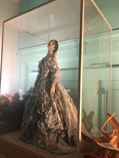 *Statuette en papier maché représentant Maria...