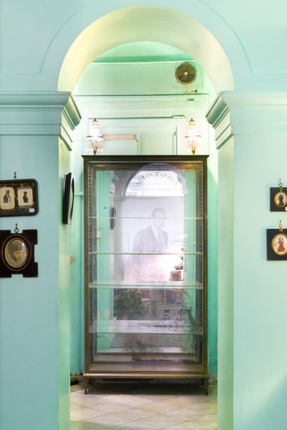Meuble-vitrine en laiton doré ouvrant à une...