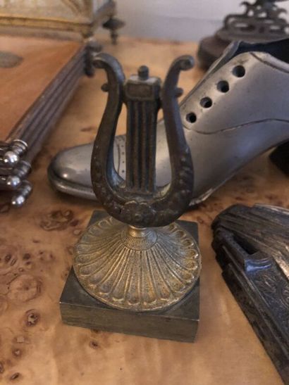 Lot :
- Un petit éléphant en régule 