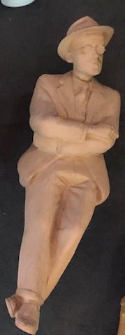 *Sculpture en résine représentant Joyce à...