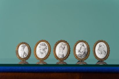 Cinq poignées de laiton surmontées de porcelaine...