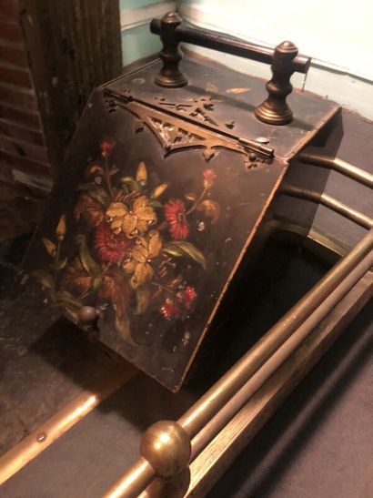 Coffret à bois en tôle peinte à décor floral....