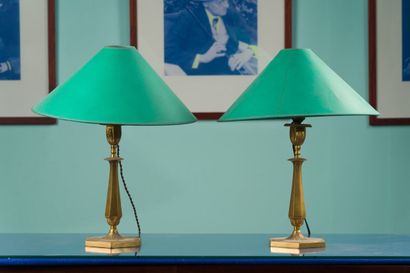 Paire de lampes en laiton doré. 
Hauteur...