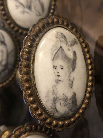Cinq poignées de laiton surmontées de porcelaine...