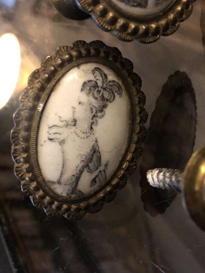 Cinq poignées de laiton surmontées de porcelaine...