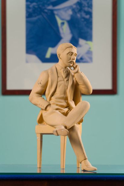 *Sculpture en résine représentant Proust.
Cachet...