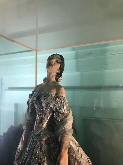 *Statuette en papier maché représentant Maria...