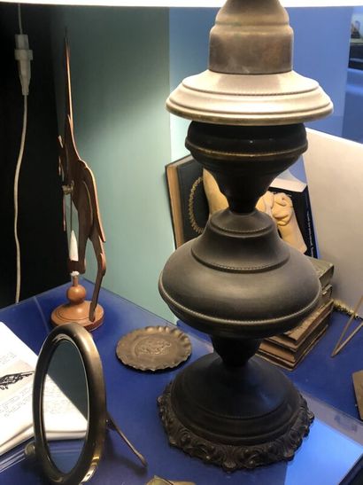 Lampe en tôle patinée brune. 
Hauteur : 37...